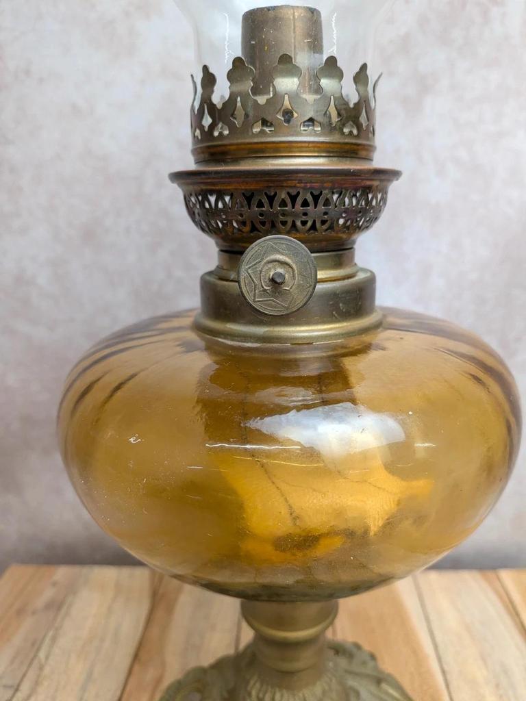 Lampe à pétrole ancienne verre ambré & pied travaillé