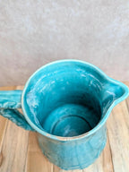 Pichet ancien en barbotine bleu turquoise