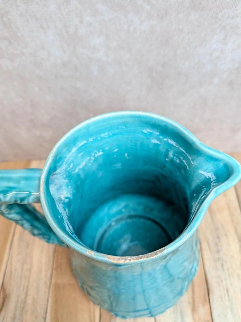 Pichet ancien en barbotine bleu turquoise