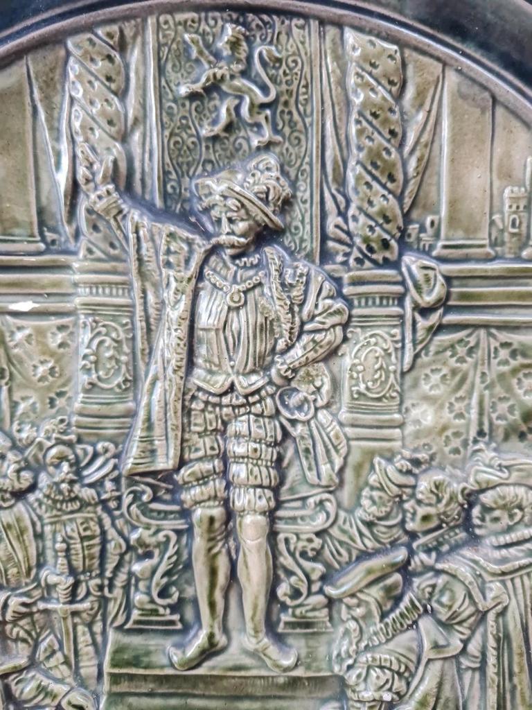 Assiette murale ancienne en céramique verte – scène historique en relief – Ø 25 cm