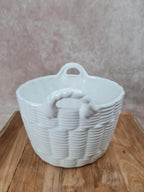 Cachepot ancien en faïence blanche – décor panier tressé