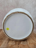 Cachepot ancien en faïence blanche – décor panier tressé