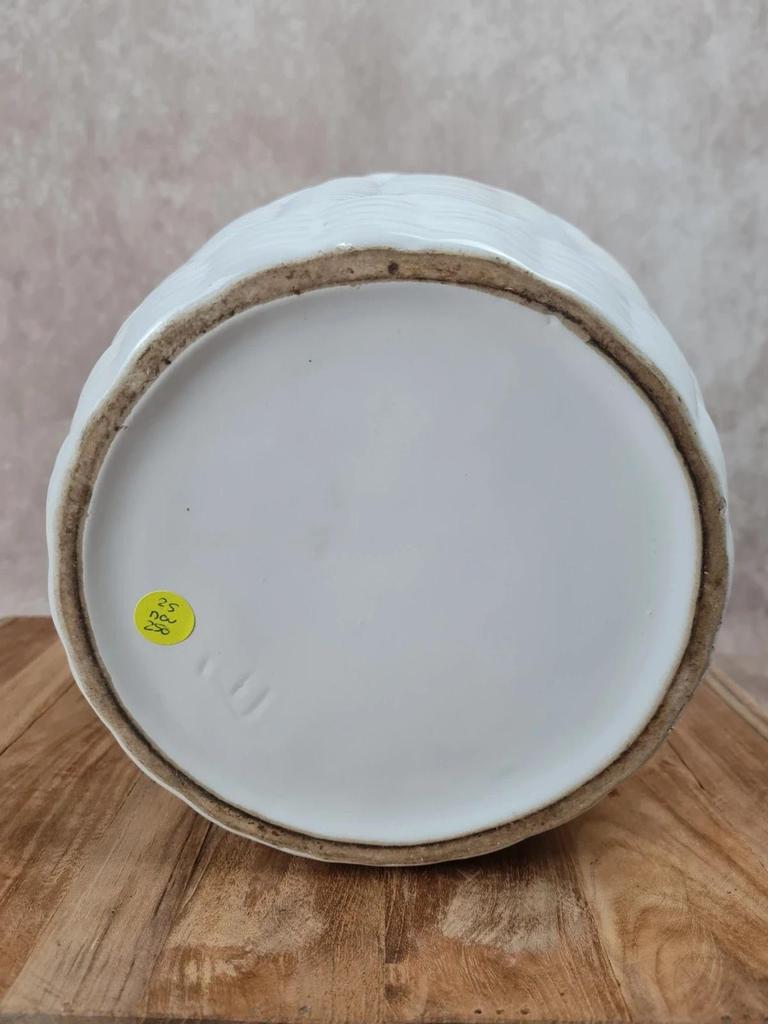 Cachepot ancien en faïence blanche – décor panier tressé