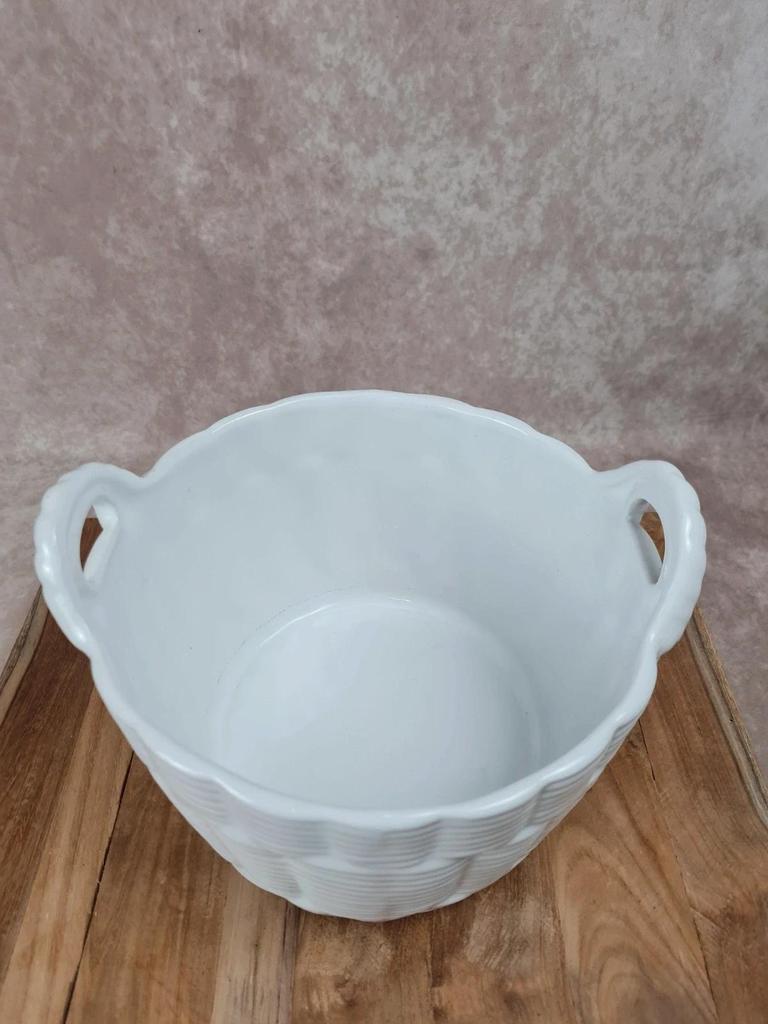 Cachepot ancien en faïence blanche – décor panier tressé