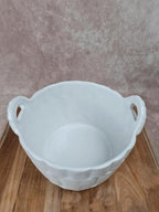 Cachepot ancien en faïence blanche – décor panier tressé