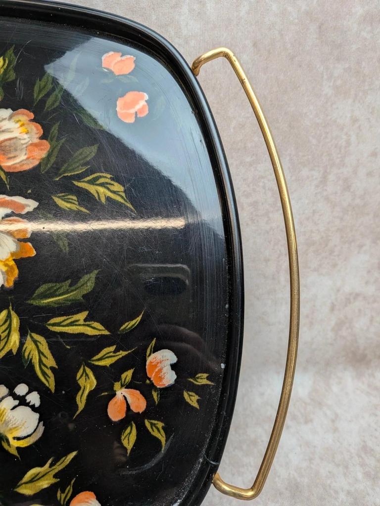 Grand plateau vintage années 60 décor floral fond noir poignées dorées