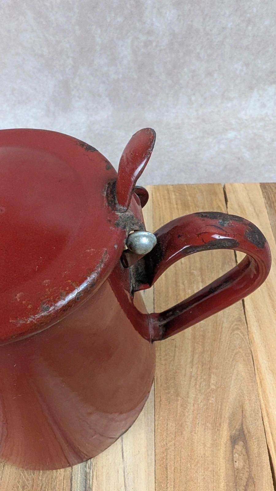 Cafetière ancienne en tôle émaillée rouge