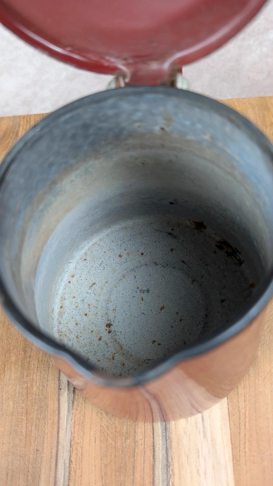 Cafetière ancienne en tôle émaillée rouge