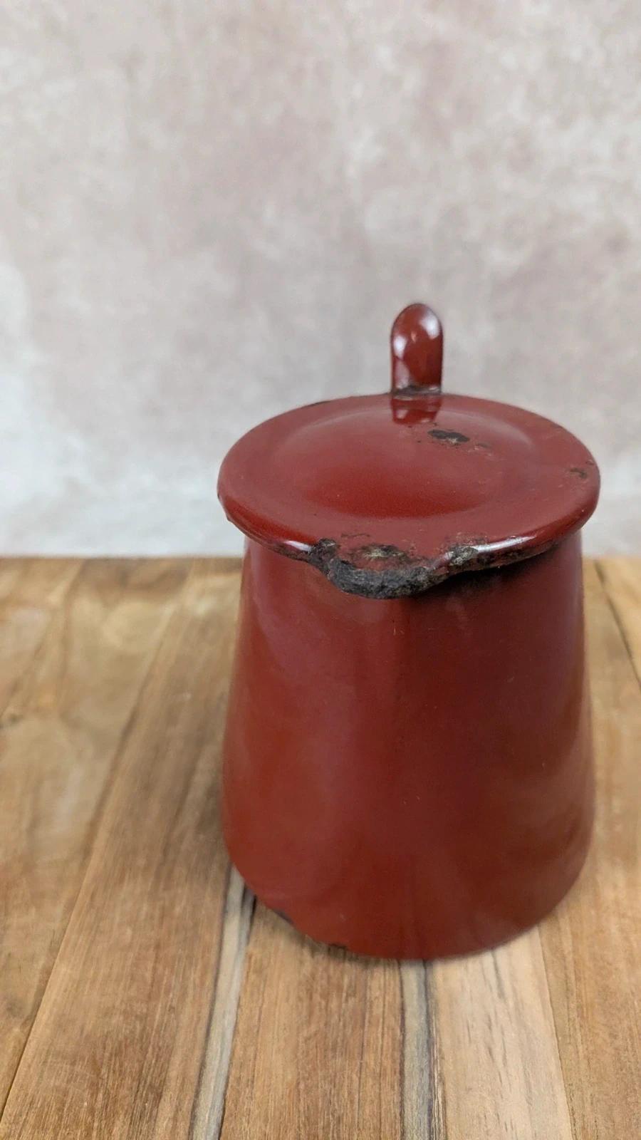 Cafetière ancienne en tôle émaillée rouge