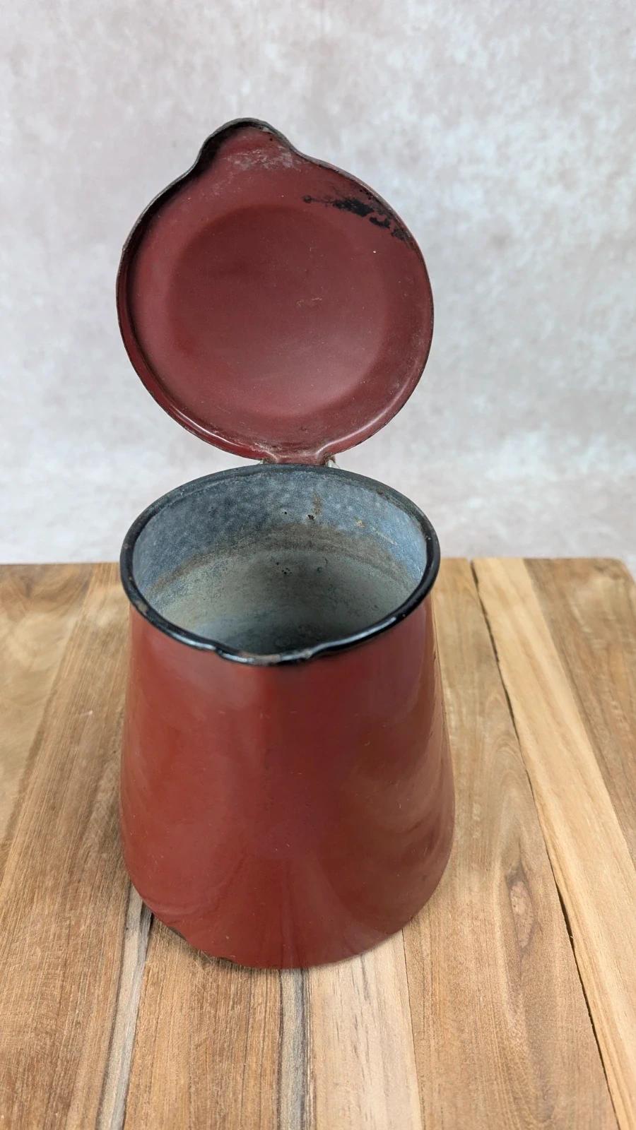Cafetière ancienne en tôle émaillée rouge
