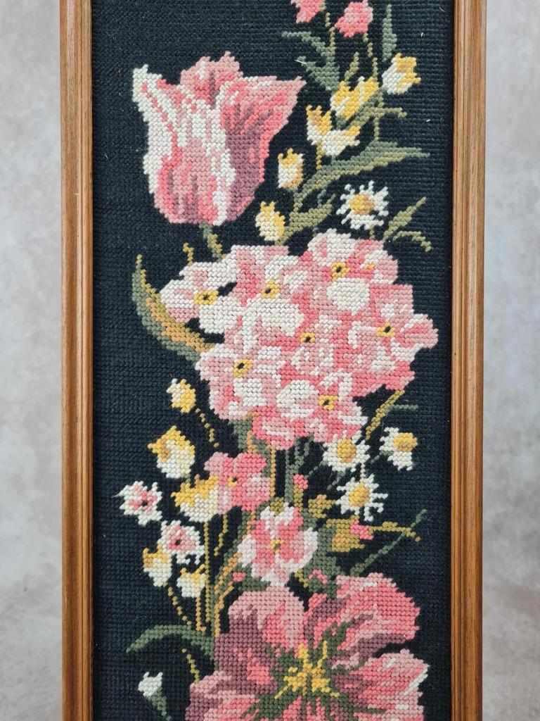 Canevas vintage Royal Paris 🌸 Fleurs roses sur fond noir, Encadré bois
