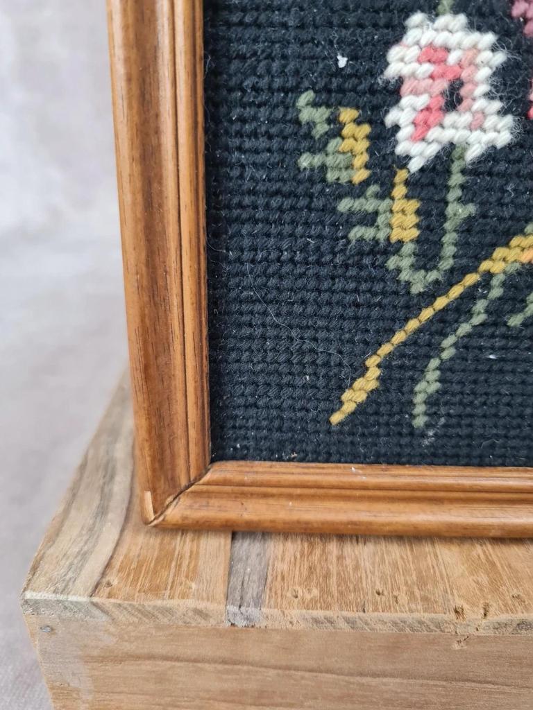 Canevas vintage Royal Paris 🌸 Fleurs roses sur fond noir, Encadré bois