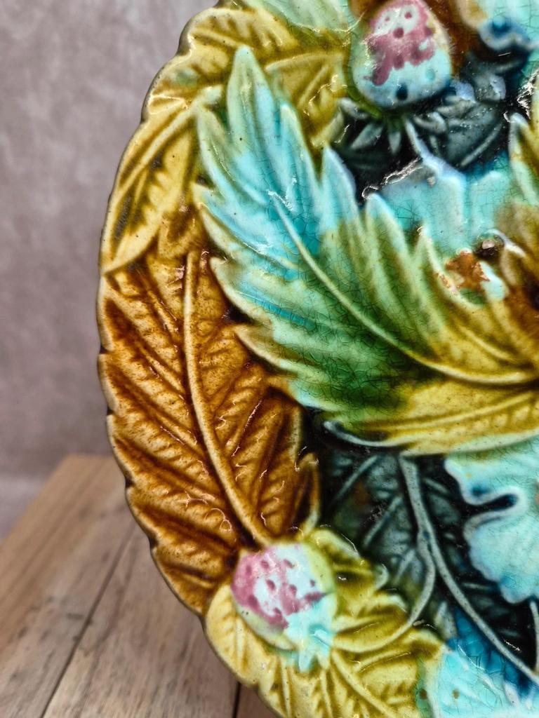 Assiette ancienne en barbotine – Décor de fraises et feuillage en relief