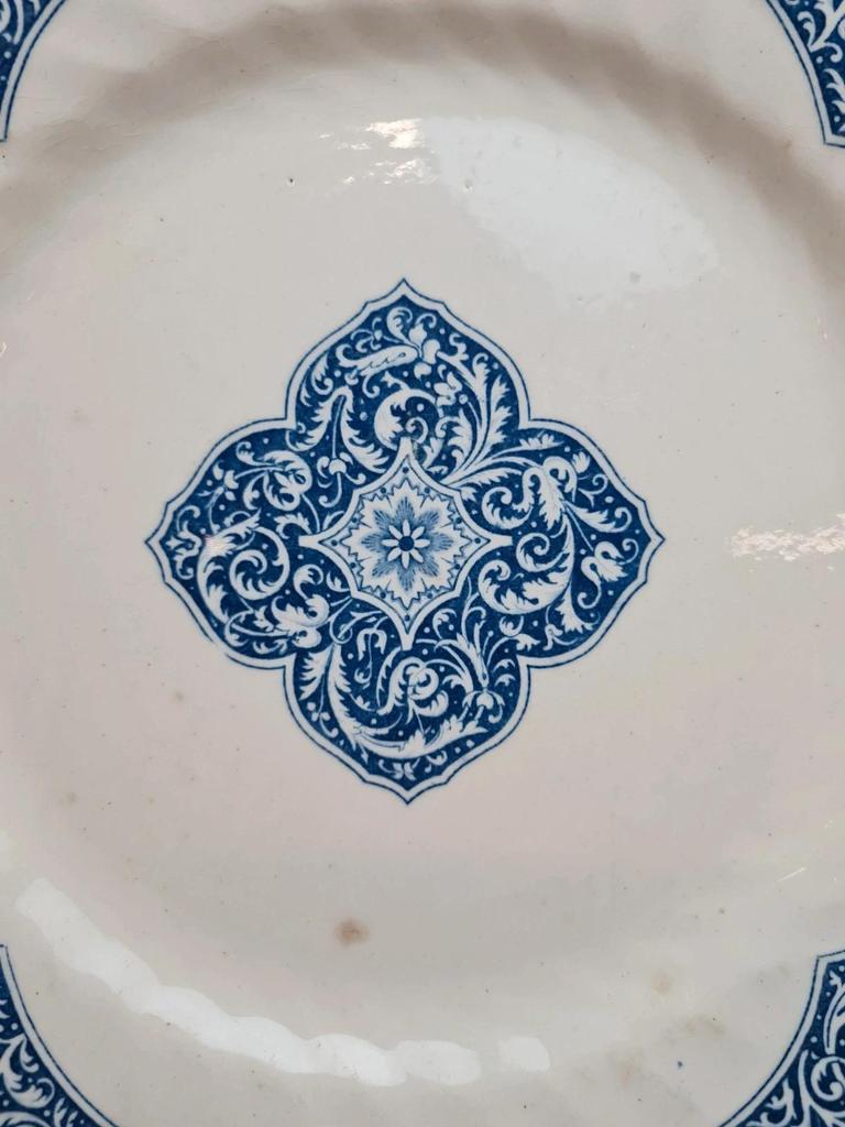 Assiette ancienne Gien Xixe – Grand Dépôt E. Bourgeois Paris – Terre de fer