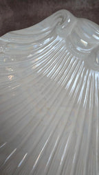 Grand plat ancien en forme de coquillage – finition irisée