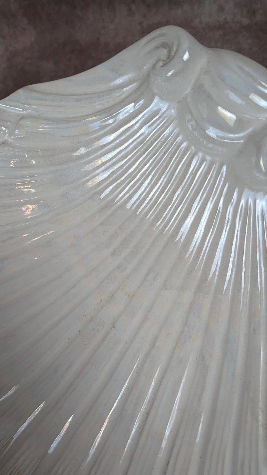Grand plat ancien en forme de coquillage – finition irisée