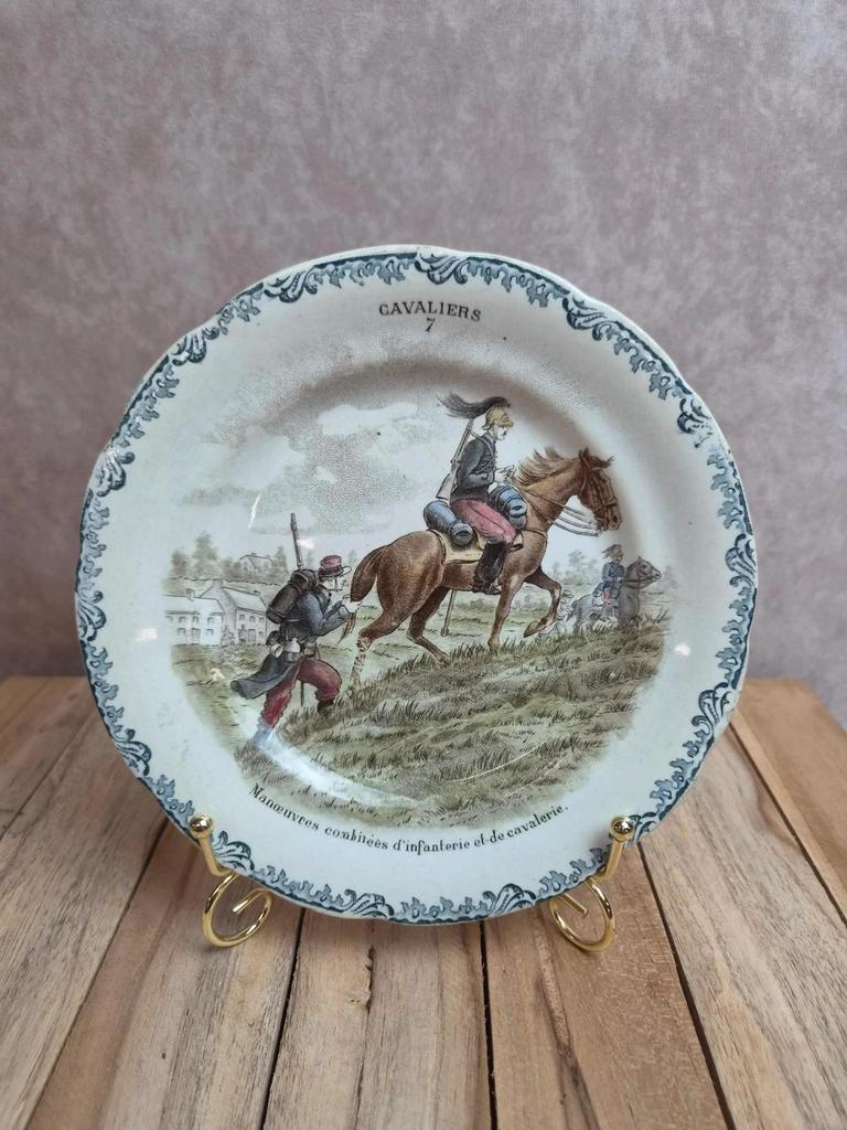 Assiette parlante ancienne en terre de fer Hb & Cie – Cavaliers n°7 – polychrome