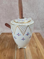 Chocolatière ancienne en porcelaine signée Qailles