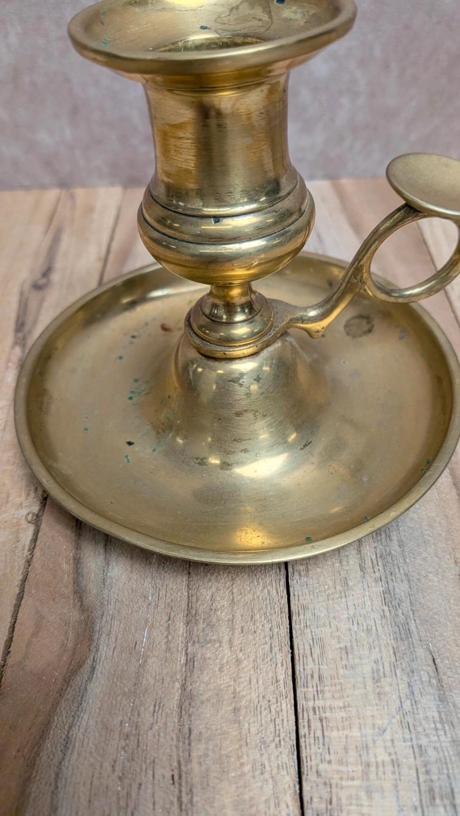 Bougeoir ancien en laiton avec poussoir