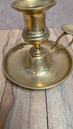 Bougeoir ancien en laiton avec poussoir