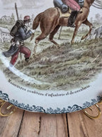 Assiette parlante ancienne en terre de fer Hb & Cie – Cavaliers n°7 – polychrome