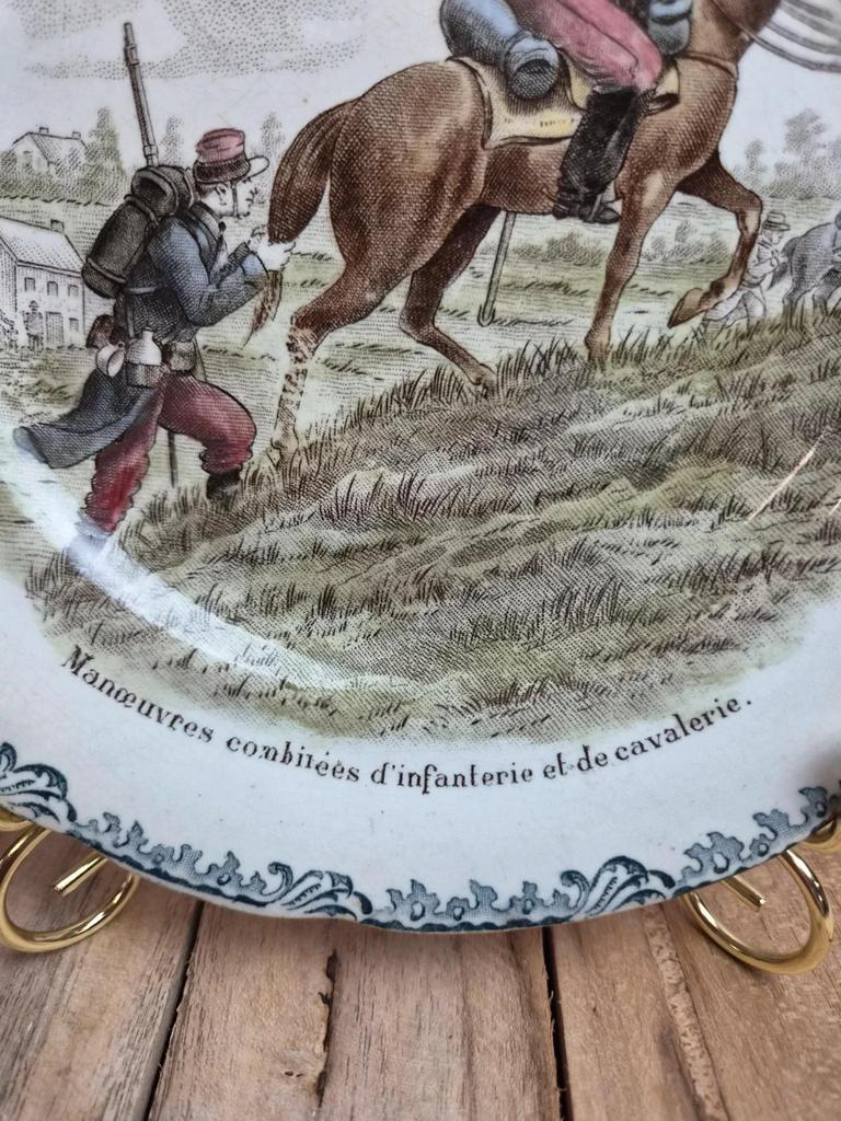 Assiette parlante ancienne en terre de fer Hb & Cie – Cavaliers n°7 – polychrome