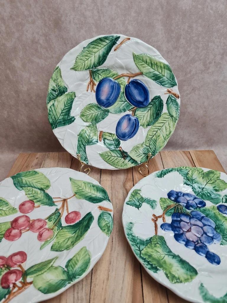 Lot de 3 assiettes barbotine italienne décor fruits, Made in Italy