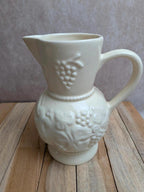 Pichet vintage en faïence ivoire – fruits en relief
