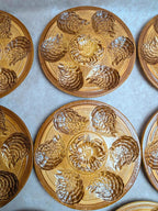 Lot de 8 assiettes à huîtres vintage en barbotine – Ateliers du Revernay