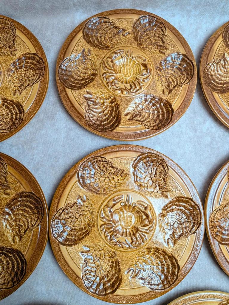 Lot de 8 assiettes à huîtres vintage en barbotine – Ateliers du Revernay