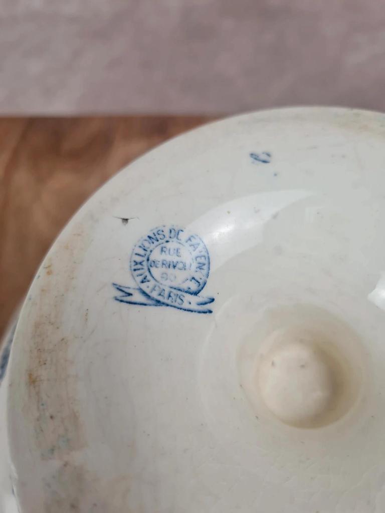 Compotier ancien sur pied – Faïence bleue – Au Lion de Faïence, 90 rue de Rivoli, Paris