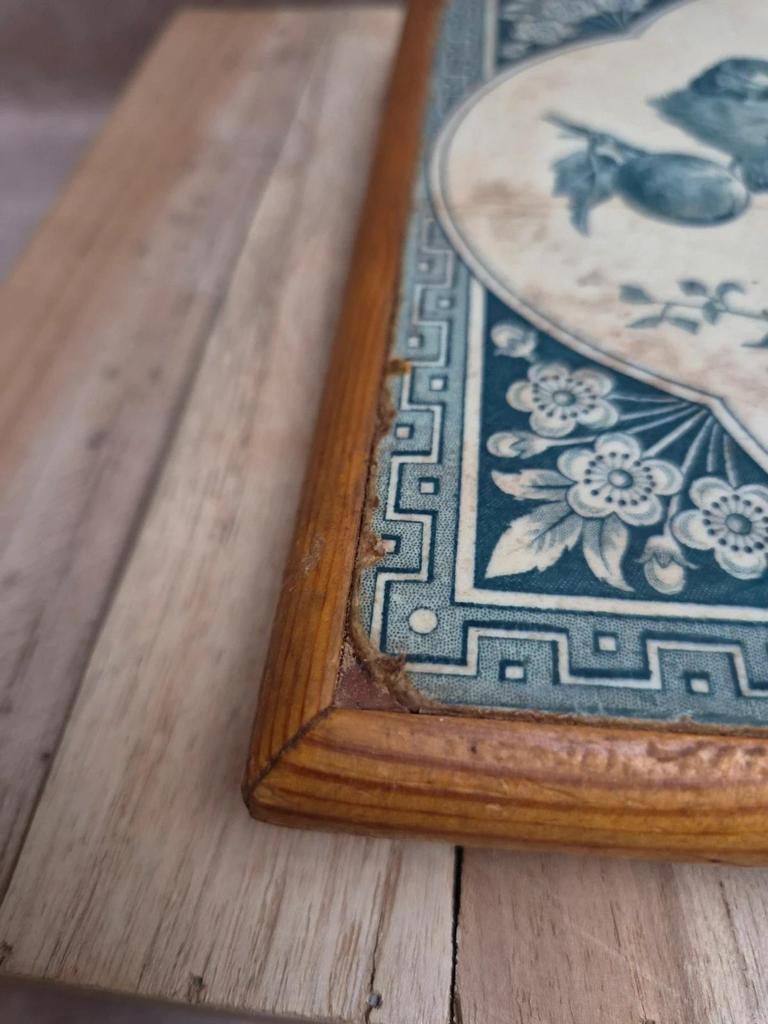 Dessous de plat ancien en carreau de Gien décor oiseaux bleu – contour bois