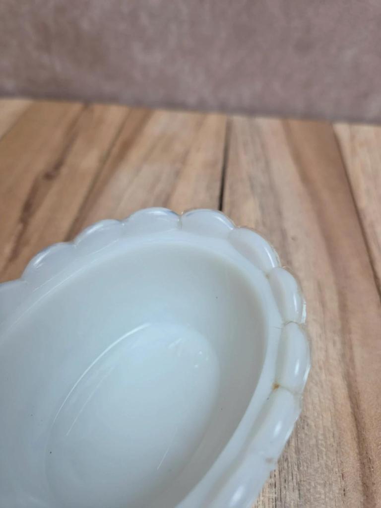 Petite poule couveuse en opaline blanche peinte ancienne
