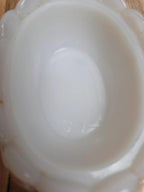 Petite poule couveuse en opaline blanche peinte ancienne
