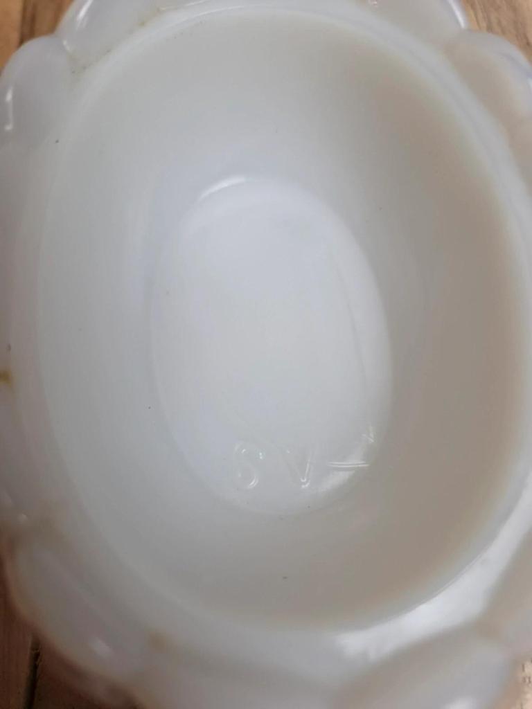Petite poule couveuse en opaline blanche peinte ancienne