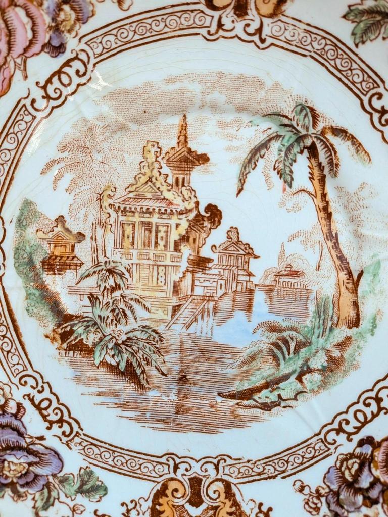 Assiette ancienne Terre de fer Longwy modèle Cyprus – Décor japonisant floral