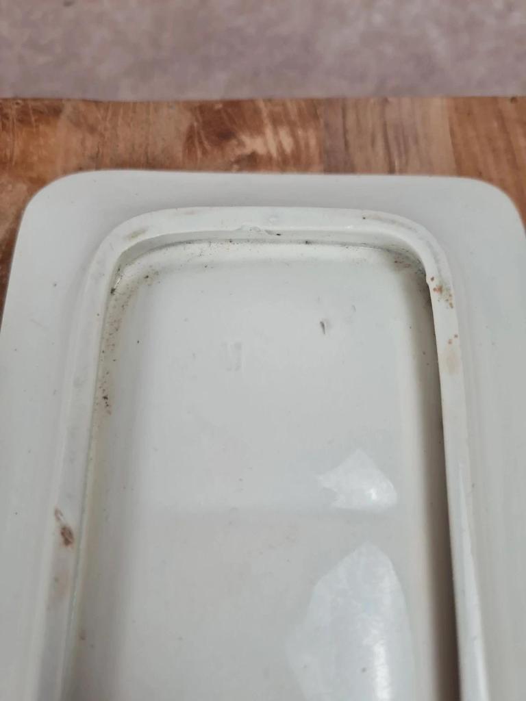 🧼 Ancien porte-peigne ou vide-poches en faïence blanche à décor géométrique noir et ocre