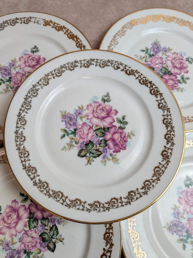 Lot de 5 assiettes plates en porcelaine de Limoges – Décor floral et dorures