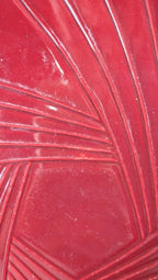 Plat en céramique rouge Art déco – Relief géométrique