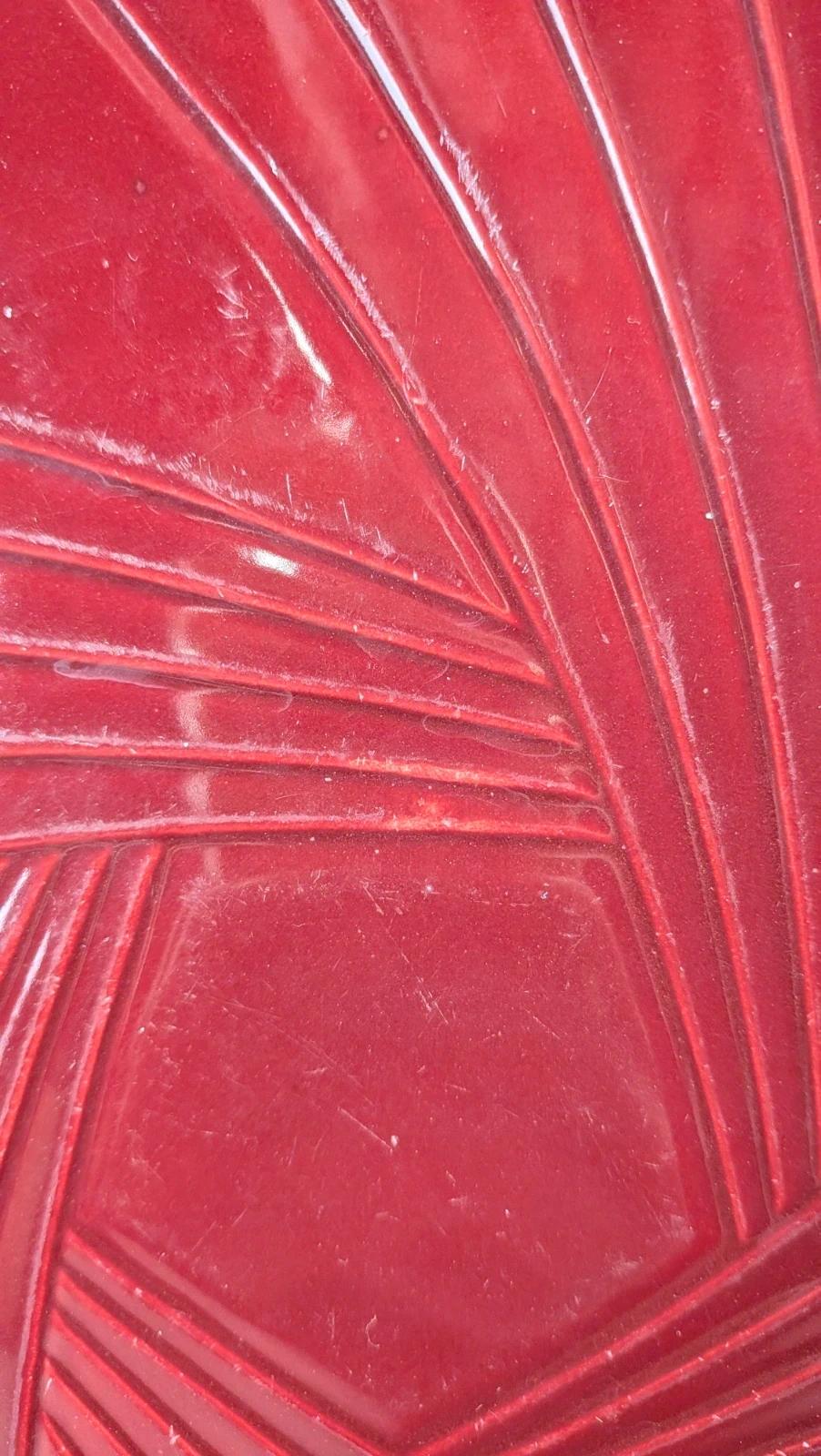 Plat en céramique rouge Art déco – Relief géométrique