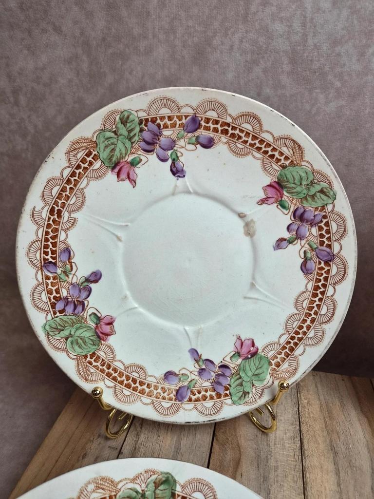Lot de 6 assiettes à dessert anciennes Longwy – Modèle Violettes – Décor polychrome Art nouveau