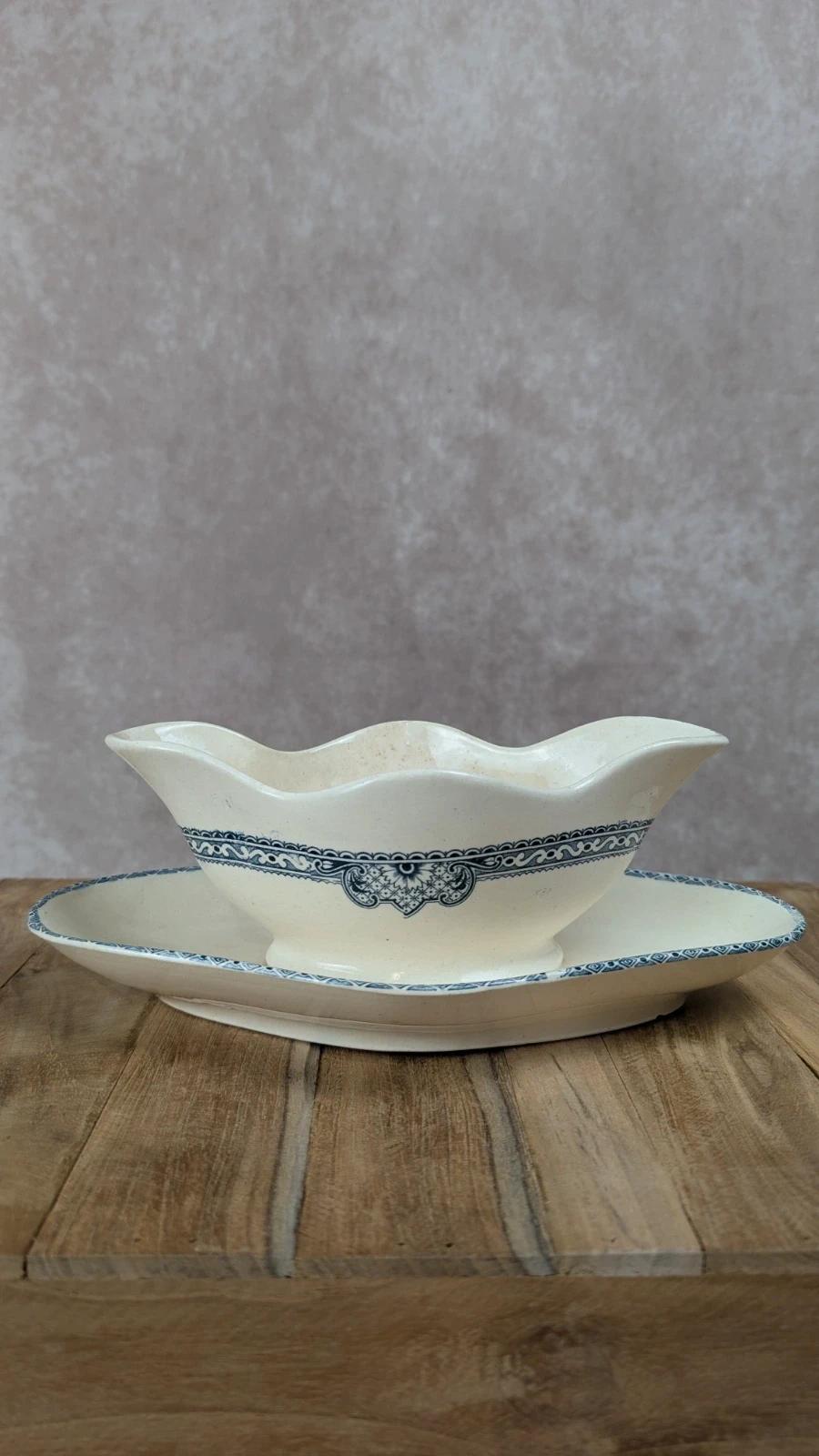 Ancienne saucière Salins – décor bleu sur faïence blanche
