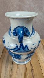 Vase chinois bleu et blanc anses sculptées décor paysage