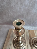 Paire de bougeoirs anciens en laiton massif – Élégance classique et intemporelle