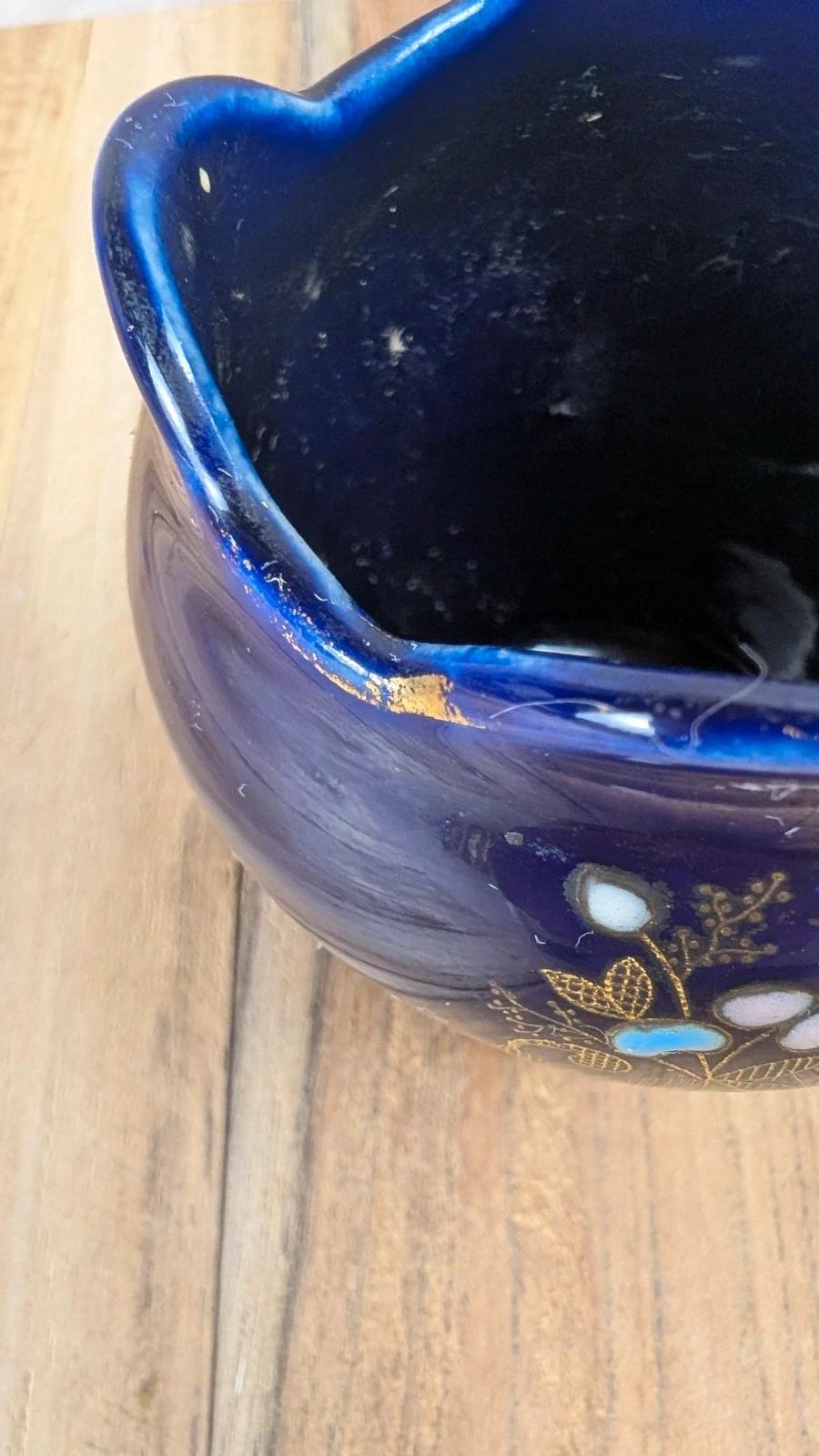 Petit cache-pot ou vase signé Gustave De Bruyne – Faïencerie de Fives Lille
