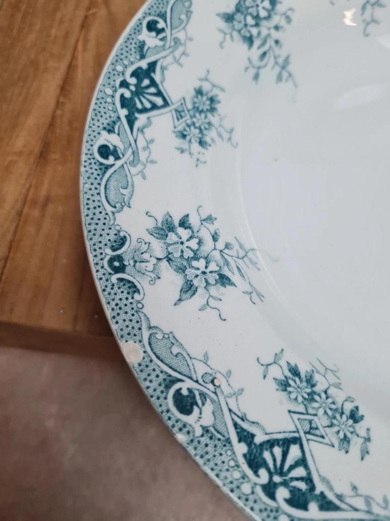 Lot de 2 assiettes creuses anciennes, Terre de Fer, Saint-amand modèle Prima