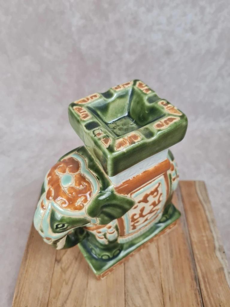 🐘 Cendrier éléphant en céramique émaillée vert et ocre – style asiatique vintage