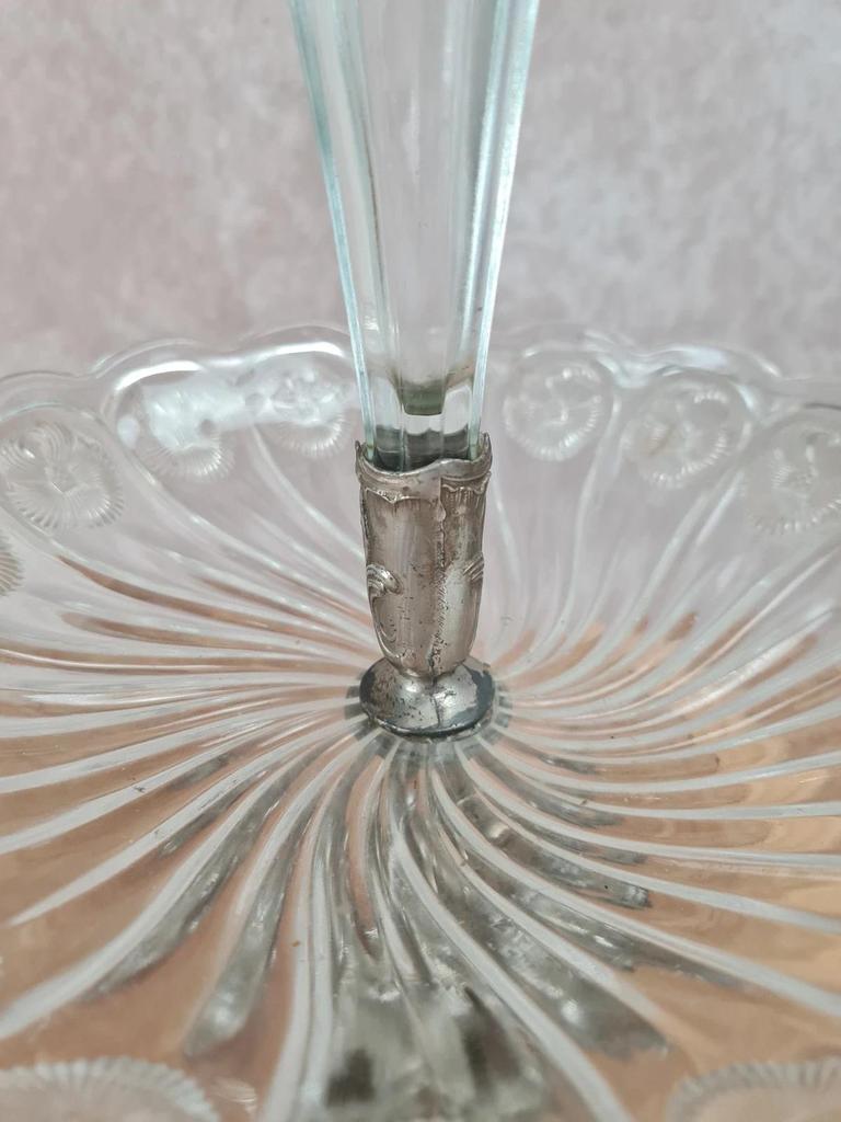 Centre de table ancien en verre moulé et métal argenté