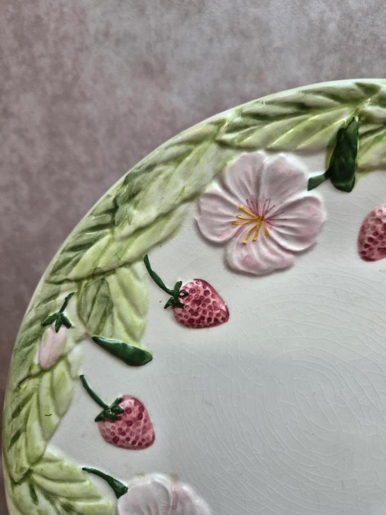 Assiette barbotine ancienne décor fraises et fleurs relief 🍓🌸