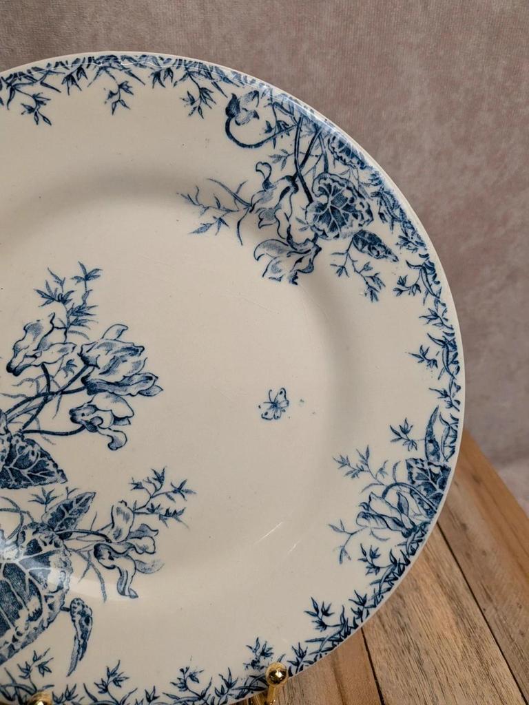 Assiette ancienne Terre de Fer Gien modèle Cyclamen